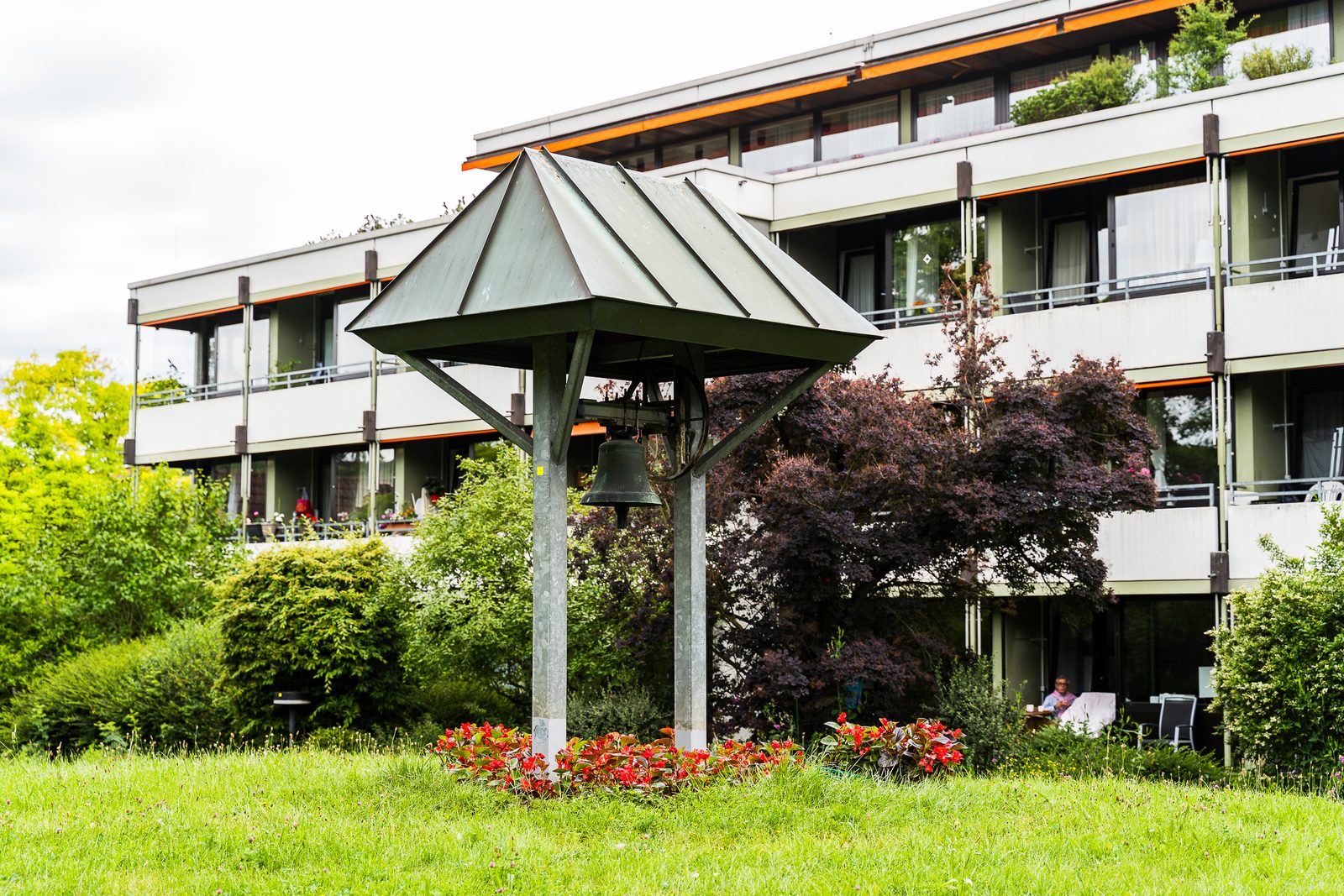 Das Olgahaus mit Balkonen, Glockenturm und Garten