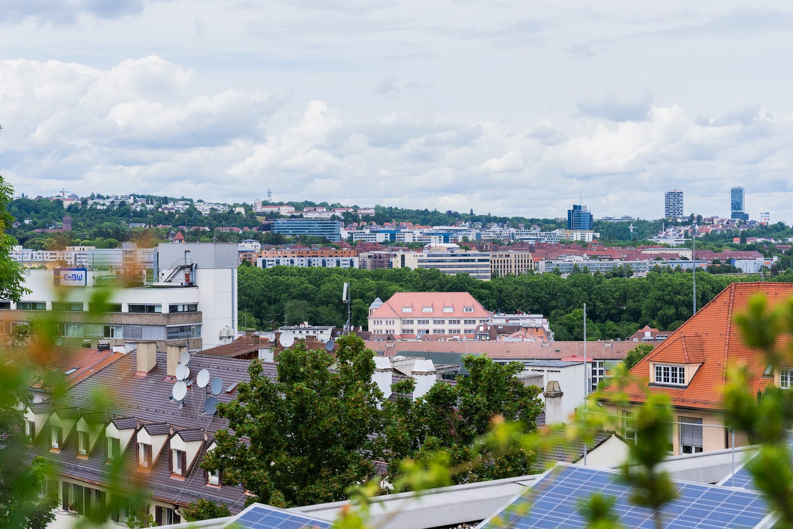 Blick über die Dächer von Stuttgart bis zum Fernsehturm